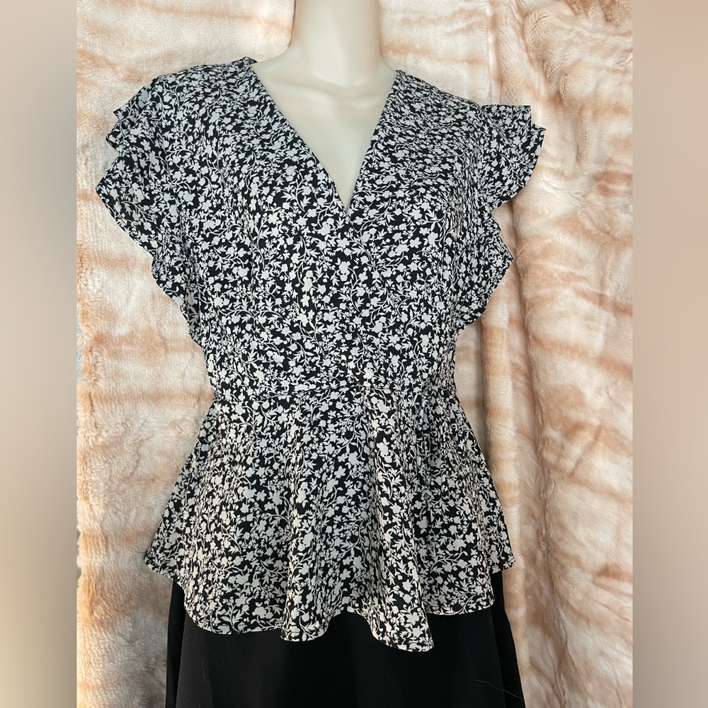 3/$15 🏷️ Floral Monteau peplum top with double ruffle sleeves